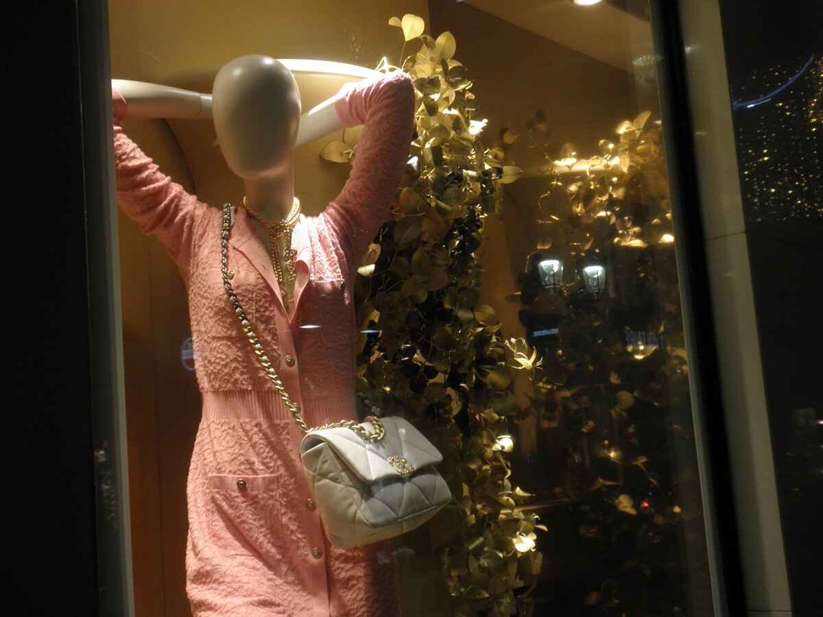 Образец французской элегантности в витрине Шанель. Фото автора