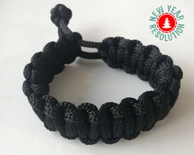 А вот что получилось у меня. 3 метра паракорда, спица (чтобы закрепить начало плетения), пинцет и зажигалка - все, что нужно для счастья. Плести из паракорда легко и приятно, он гладкий и послушный (фото автора)