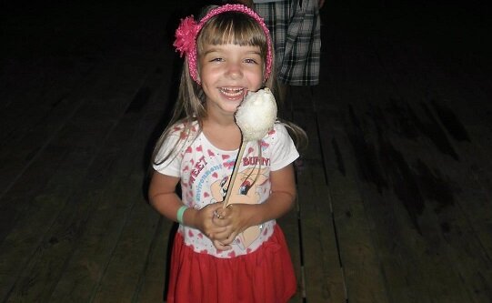 Фото из семейного архива. Дочка предпочитает сладенькое