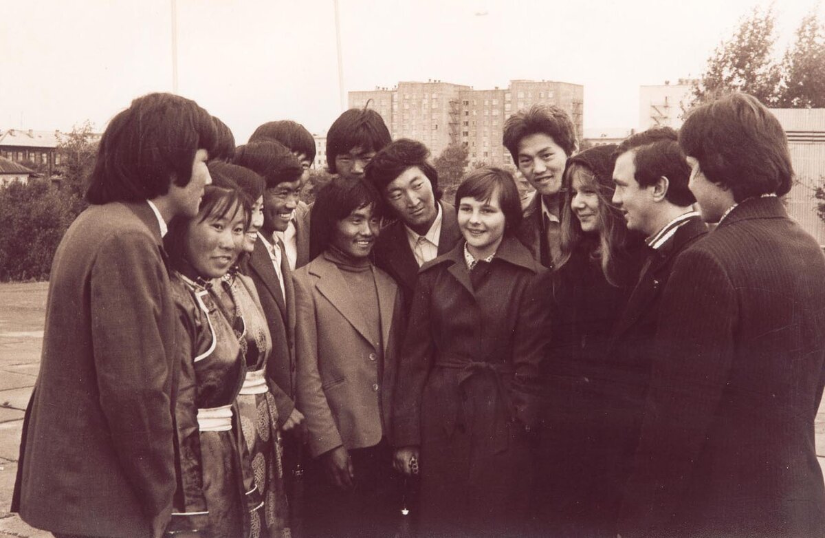 Студенты из МНР в советском институте. Источник: Яндекс картинки