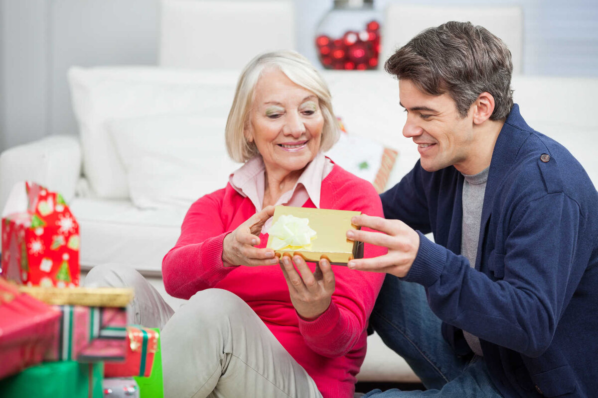We are giving. Мама дарит подарок. Подарки для родителей. Дарим подарки. Мужчина дарит подарок