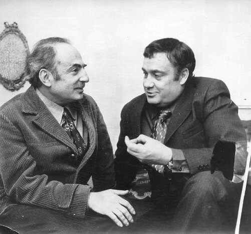 Как это часто бывает, те кто остаются за кадром - малоизвестны и недооценены широкой публикой. Говоря о восхитительных фильмах Эльдара Рязанова нужно всегда помнить, что все свои главные шедевры режиссер придумывал в соавторстве с  драматургом Эмилем Брагинским. В частности сценарий "Иронии судьбы" тоже написал этот великолепный дуэт. - Источник фото: museikino.ru