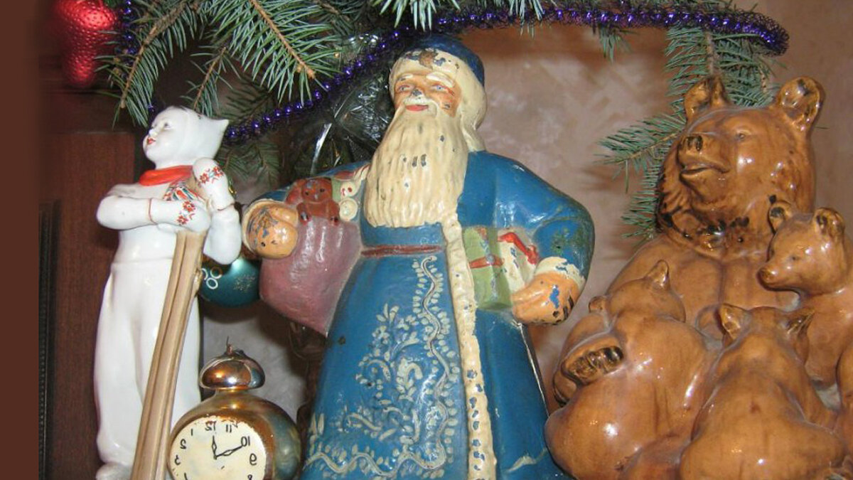 Дед Мороз под ёлкой в советское время.