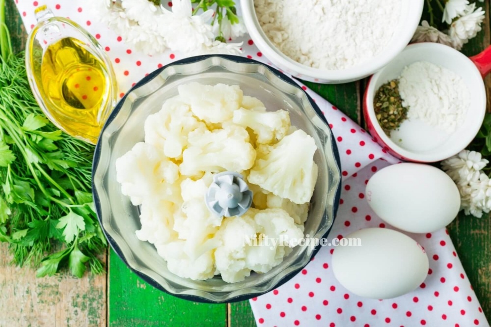 2. Put the blanched cauliflower in a blender bowl. Grind the vegetables to the consistence of mashed potatoes.