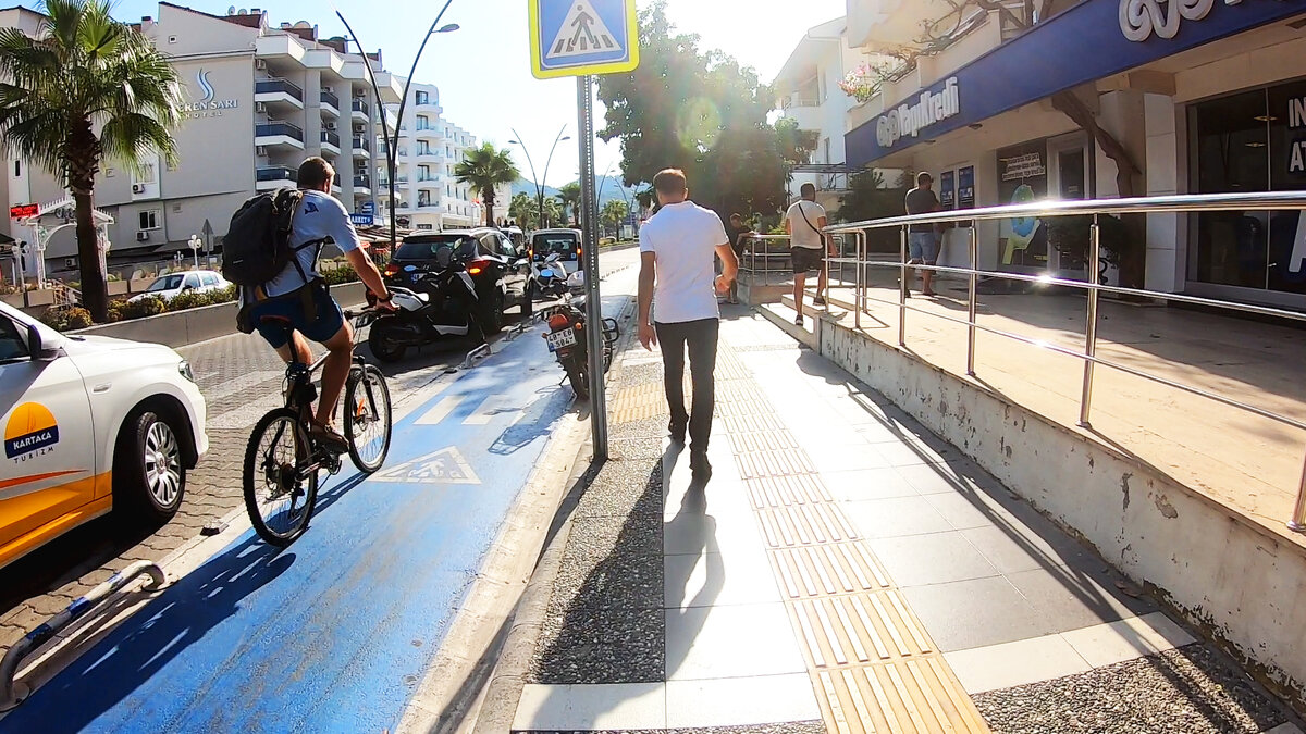 Асфальт в России тихо плачет в сторонке, а про велосипедные дорожки вообще молчу.