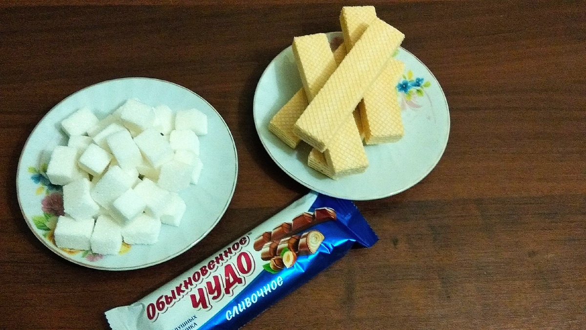 Сахар- источник глюкозы, содержащийся в различных вкусняшках.