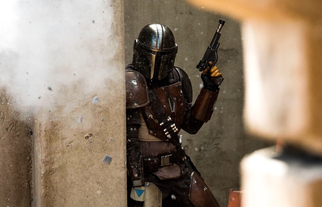 Педро Паскаль в образе мандалорца в сериале "Мандалорец"  1-й сезон (кадры из свободного доступа)