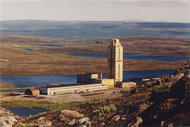 Вот эта самая Кольская сверхглубокая скважина. Размеры самой скважины от 90 см у поверхности до 20 см на глубине 12 км.  