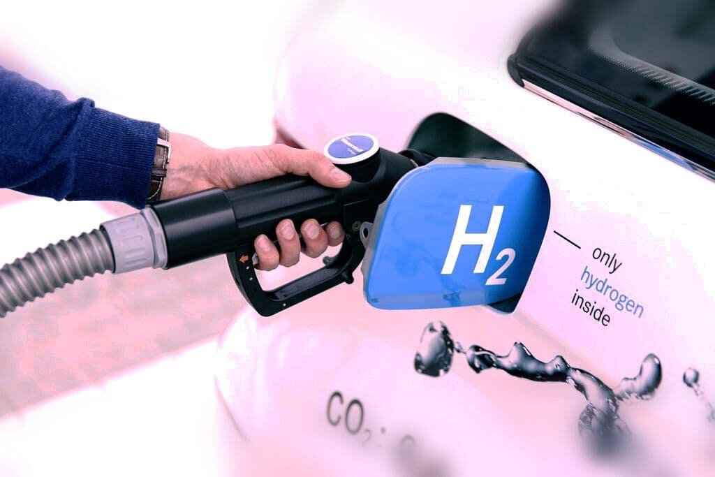 ...Заправляйтесь все, мы начинаем. Речь сегодня пойдет о водородном топливе. Как вы знаете, этот элемент содержится и в воде...