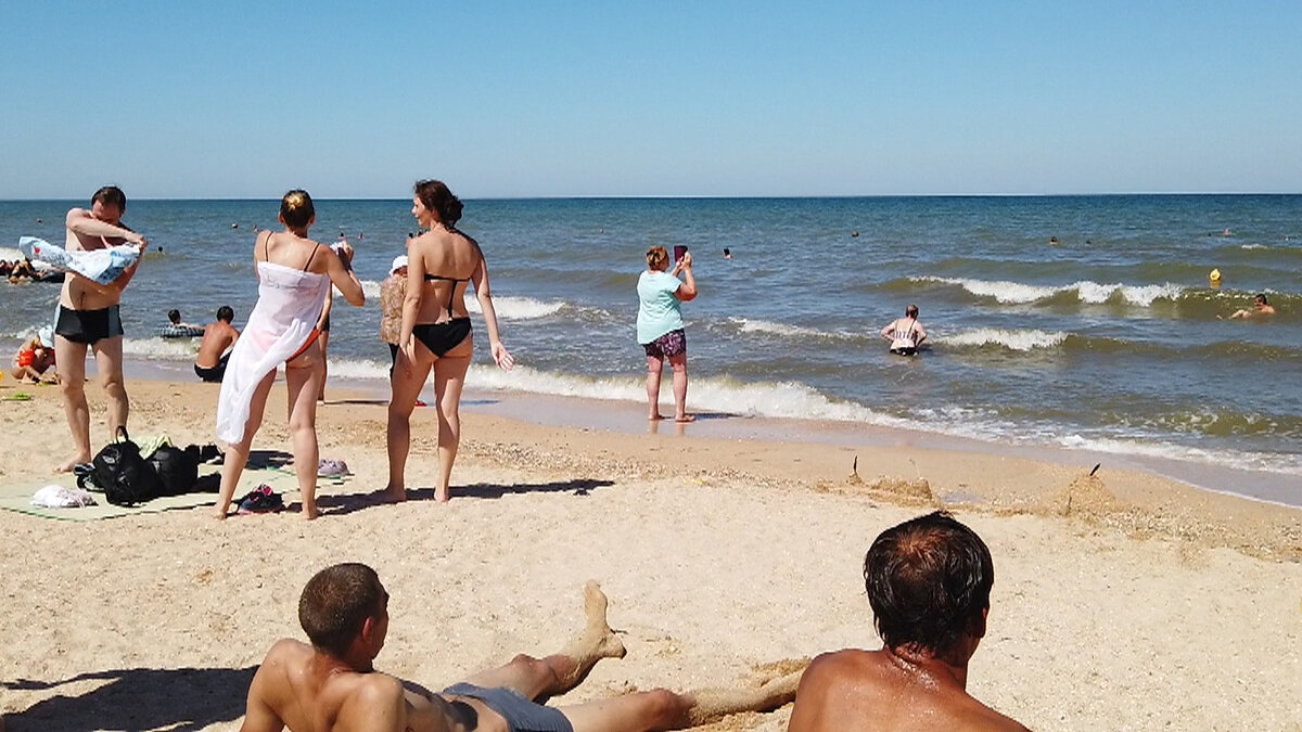Море мелкое и даже небольшие волны мутят воду