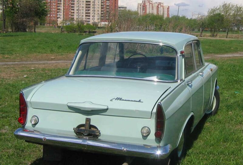 Ранний Москвич-412/412Э имел вертикальные задние фонари, с красными указателями поворотов.