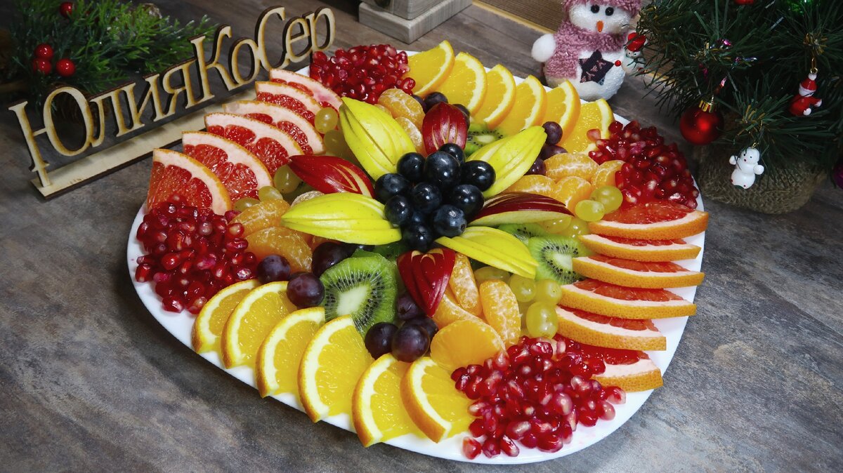 Фруктовая тарелка на новый год. Нарезка фруктов на праздничный. Нарезка фруктов красиво на тарелку в домашних. Фруктовая тарелка с грейпфрутом и виноградом. Фруктовая 31