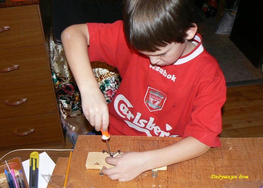 В школе теперь не учат мальчиков ручному труду. Листайте вправо.