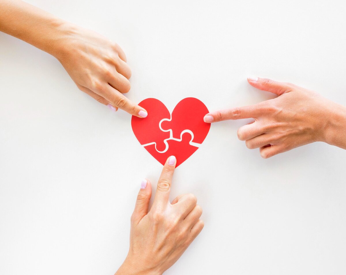 ФОТОМАТЕРИАЛ - https://www.freepik.com/free-photo/top-view-hands-touching-puzzle-heart-pieces_9638196.htm#page=2&query=health&position=32