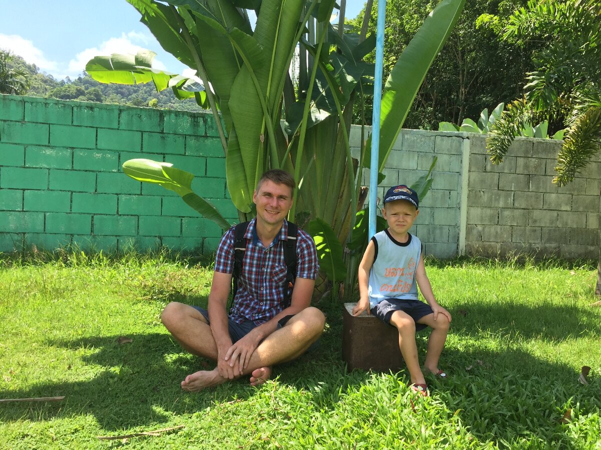 Притащила его на школьное мероприятие, чтоб практиковал английский, а он подсел к русскоговорящему ученику Паше