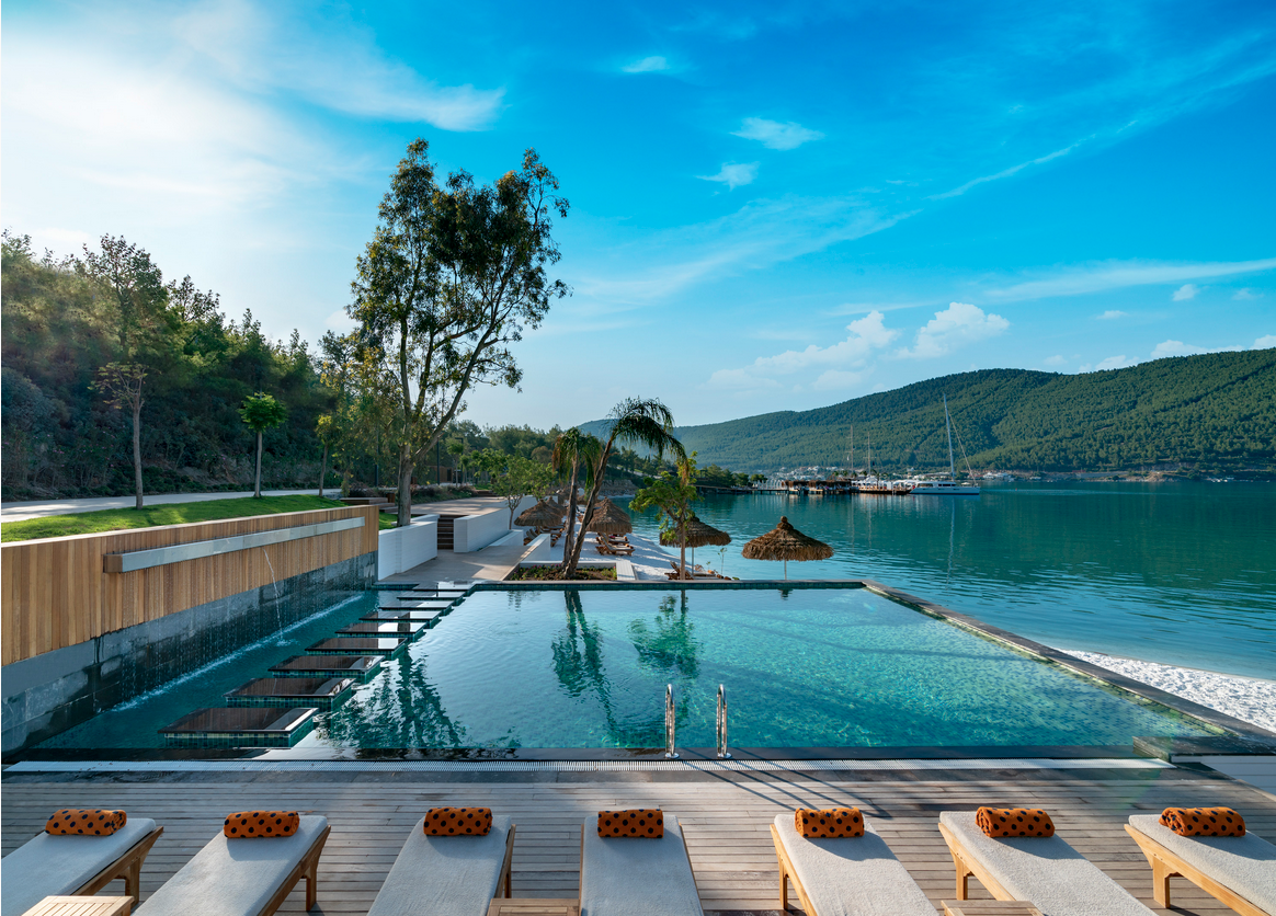 В отеле несколько бассейнов, в том числе крытый, открытый с подогревом и морской водой, аквапарк с горками для взрослых и детей.