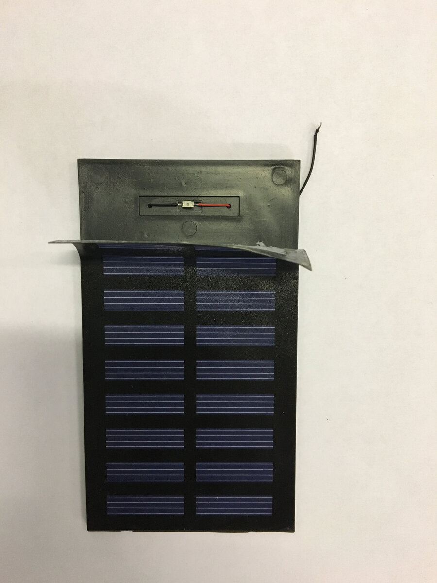 Пластина с полосками - просто бутафория. Фотоэлемент в количестве ОДНА штука.