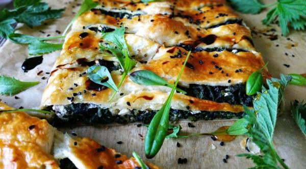 Пирог с крапивой и брынзой