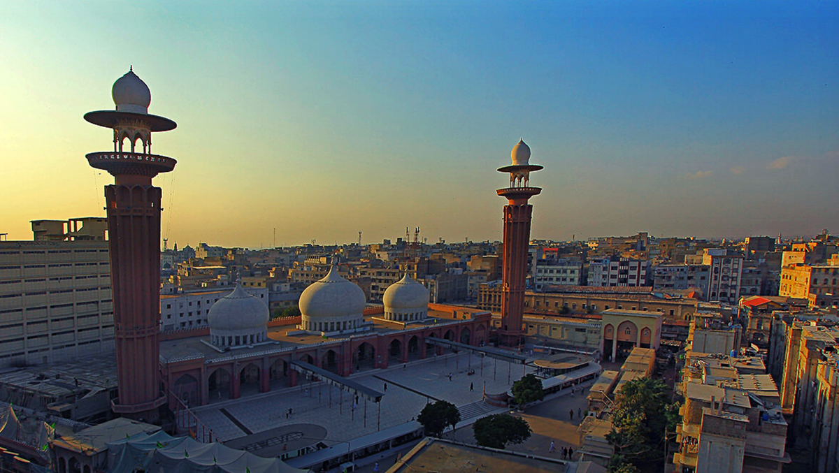 Кара́чи — портовый город на юге Пакистана, административный центр провинции Синд, крупнейший город страны и один из крупнейших городов мира. Площадь города равна 3527 км², что почти в четыре раза больше, чем площадь Гонконга.