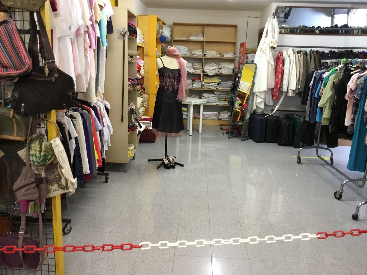 Наш сэконд готов к нашествию первых покупателей. Мы переодели наш манекен в концертное платье. Бедняга, он мужчина, а мы нацепили женское платье…