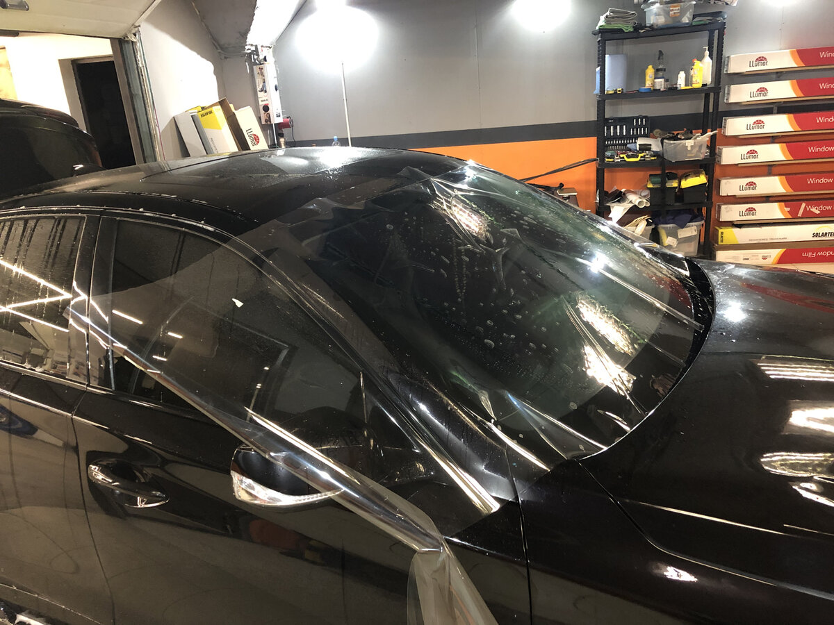 Заменил лобовое стекло, а через месяц снова прилетел камень и трещина ...