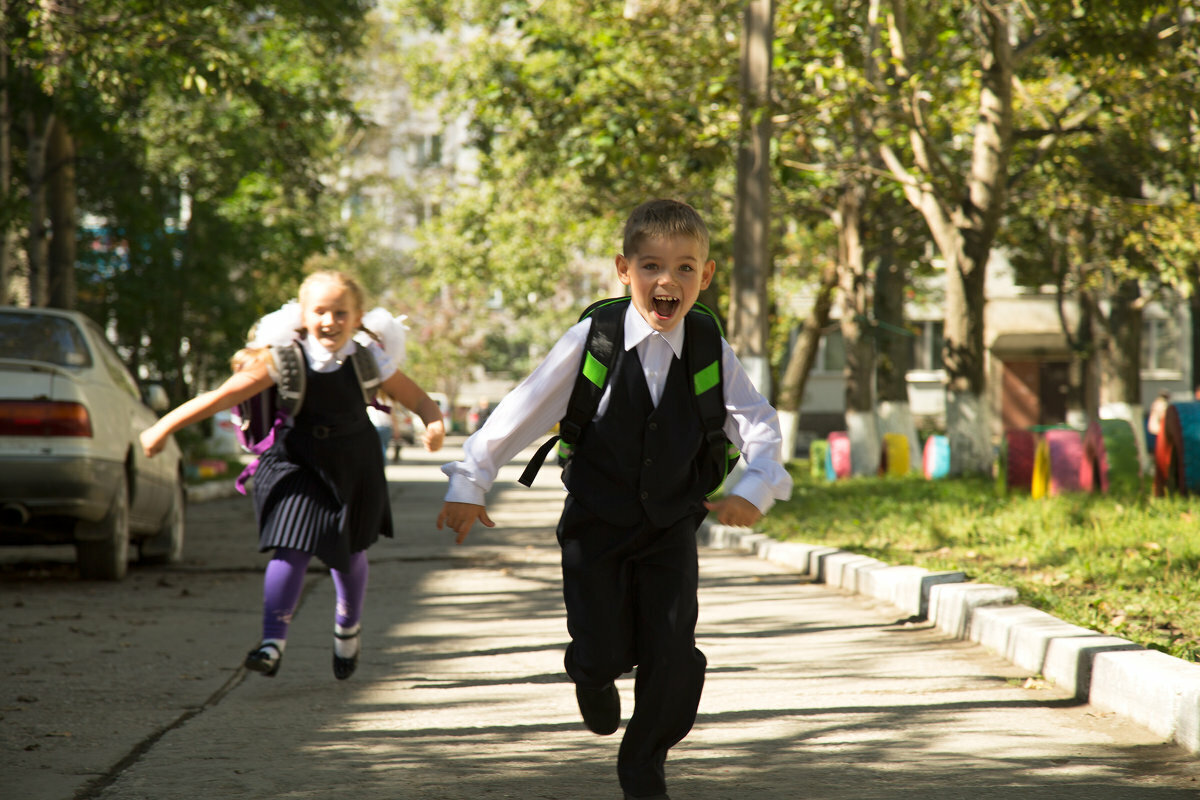 Что будет после школы. Дети идут в школу. Школьники на улице. Дети бегут в школу. Школьник бежит.
