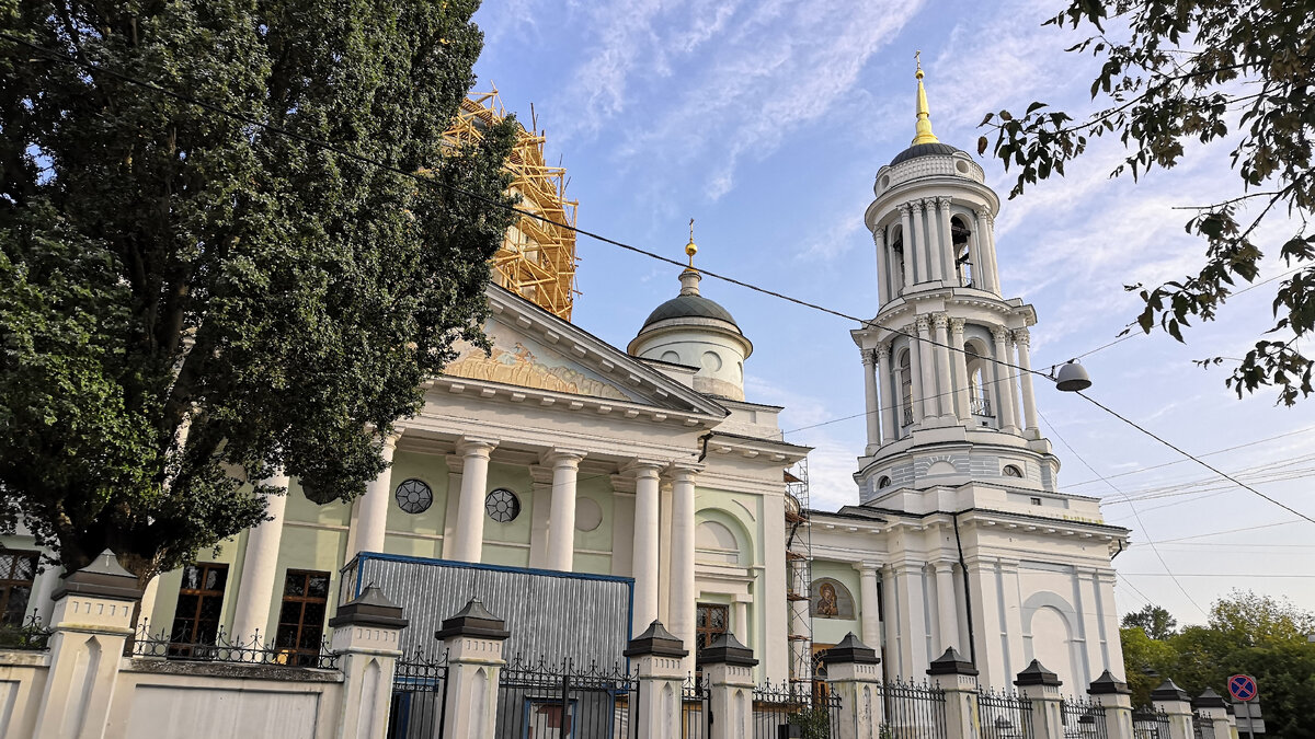 Сейчас храм ремонтируют.