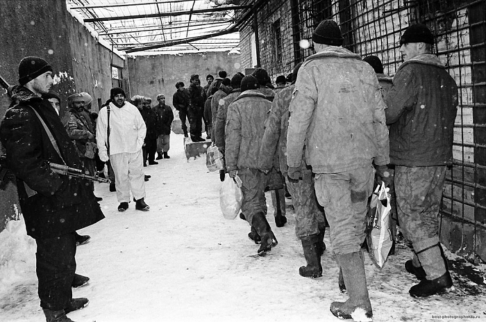 Спецназовцы у боевиков в Шали. 1995 год