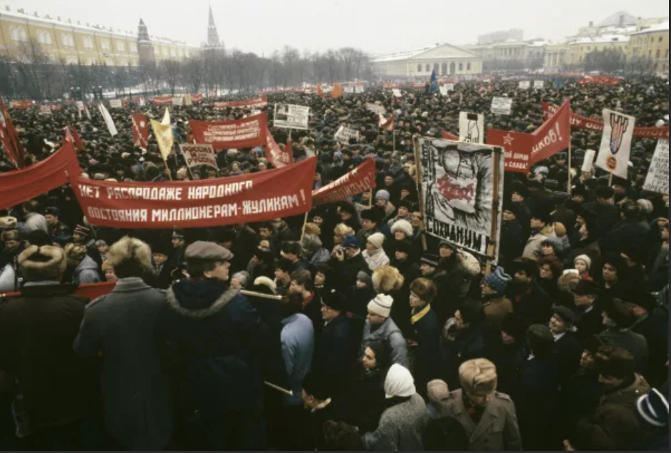 Митинг распад ссср. Митинг за развал СССР В 1991. Митинг на Манежной площади 1991 за сохранение СССР. Митинг Москва 1991 Манежная. Манежная площадь 1991.