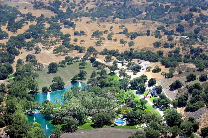 Ранчо площадью 2700 акров простирается далеко за пределы дома