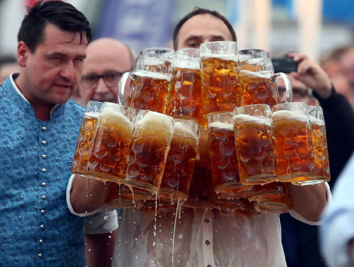 Много воды в словах. Стакан для питья. Много кофе. Попиты много. Очень много кофе.