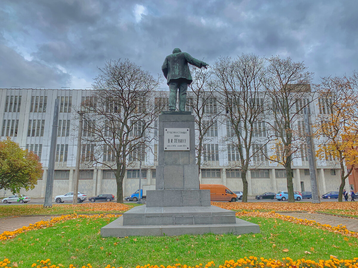 Настоящий памятник. Памятник Ленину у Невского завода. Скульптура Ленина Невский завод Ленина. Памятник Ленину в Тюмени. Город Чехов памятник Ленину.