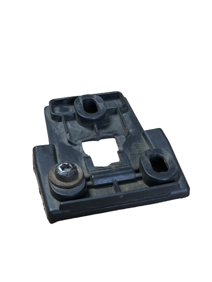 Обычное крепление, которое не защитило своего владельца от кражи фары.