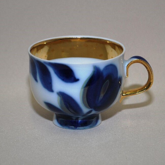 Вера Тодорская (роспись). Алексей Гузанов (форма «Лира»). Чашка из сервиза «В саду». 1978. Дулёво. Высота 6 см. Сергиево-Посадский государственный историко-художественный музей-заповедник / 3932/9-к. Госкаталог: 19943624. Источник: goskatalog.ru