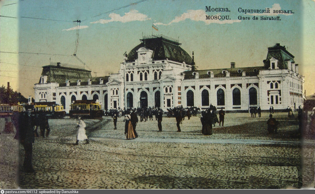 Это уже более поздняя фотография 1909-1917 годов. Здесь вокзал называется "Саратовским". С сайта www.pastvu.com.