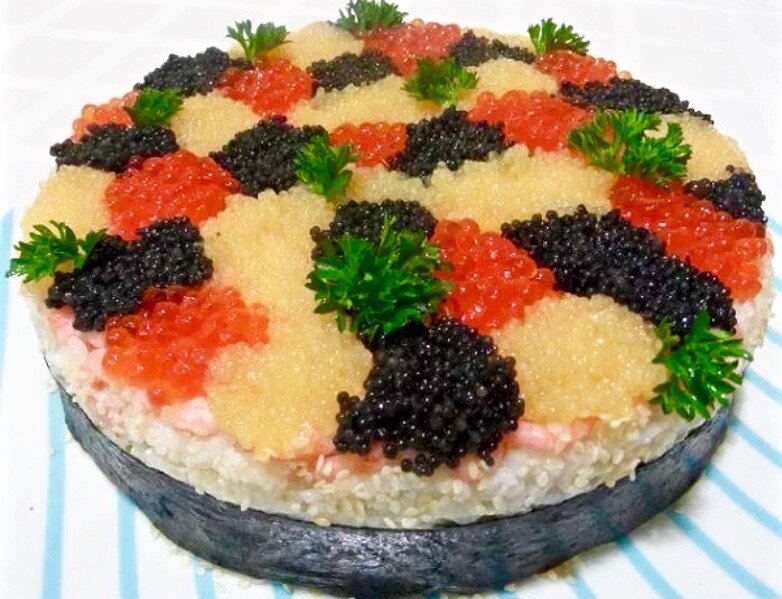 Гигантский ролл с разнообразной икрой))