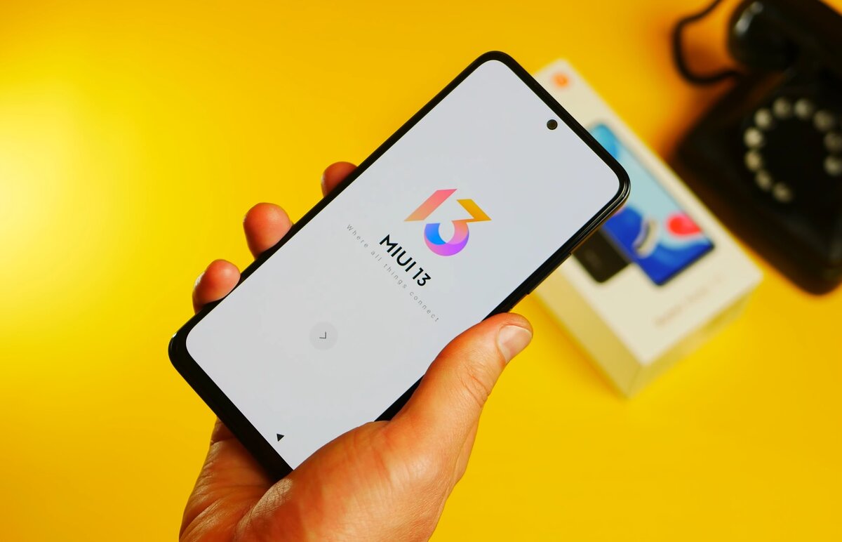 В продаже уже есть смартфоны, получившие MIUI 13. Фото: YouTube-канал i-shoppers обзоры