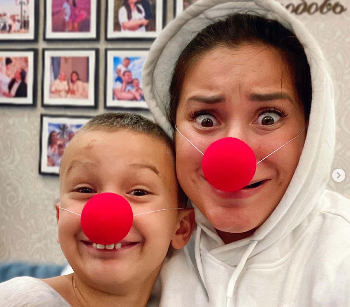 Меня зовут Вика, я — семейный психолог, телеведущая, автор книг «Это же ребенок» и «Это же любовь» и мама троих детей. Рада видеть вас на канале!