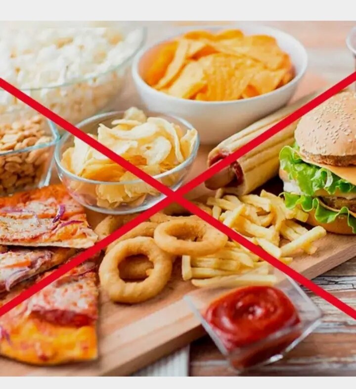 

В настоящее время люди много работают, поэтому им приходиться кушать на бегу, употребляя не совсем полезную пищу. На первое место выходит самая вредная еда, которой завалены полки современных гипермаркетов. В данной статье мы поговорим об опасных продуктах и нюансах употребления блюд и напитков.

Какие продукты опасны для здоровья человека
Вкусная вредная еда многим знакома еще с детства. В продукты питания производители добавляют усилители вкуса, поэтому и взрослым и детям хочется чипсов, сухариков и сосисок. А подобные продукты постепенно убивают человека.

Предлагаем рассмотреть, что относится к вредной еде. Если задуматься, то рацион питания практически каждого человека включает жирные, жареные и сладкие блюда.

Фаст-фуд. Магазины быстрого питания находятся на каждом шагу, предлагая различные булочки для перекуса. Всевозможные бургеры не несут в себе пользы. В них нет клетчатки, они напичканы опасными добавками. Это самая вредная еда для детей.
Сухарики, снеки, чипсы. Эти «лакомства» не содержат натуральных веществ. Чипсы готовят из картофельной муки. Продукт считается крайне калорийным, включает много соли, а еще вызывает сильное привыкание.
Майонезы, кетчупы. Злоупотребление такими соусами негативно сказывается на сосудах.
НА ЗАМЕТКУ: в кетчупах практически не содержится помидоров.

Соль, сахарный песок. Чрезмерное потребление соли вызывает заболевание почек, сердца и сосудов. А вот сладкий компонент повышает уровень сахара в крови, что отрицательно отражается на работе поджелудочной железы. В дальнейшем это приводит к развитию сахарного диабета.
Белый хлеб. Даже он входит в список опасных продуктов.
Кондитерские изделия. Какая самая вредная еда? Конечно же, это магазинные батончики, пирожные, шоколадки и прочие сладости. Огромное количество сахара ведет к появлению лишних килограммов, инсульту, инфаркту, диабету.
Колбасные изделия. В настоящее время в них содержится минимум мяса.
Консервы.
Вредные напитки
Многие покупают и пьют сладкую газировку, энергетические напитки, алкогольные коктейли, и не подозревают, что они могут вызывать тяжелейшие заболевания.
Вода занимает важное место в организме человека. Помимо нее дети и взрослые употребляют другие напитки. Теперь поговорим, почему вредно запивать еду. Во-первых, для этого применяются опасные напитки. Во-вторых, это нарушает процесс переваривания пищи.

Следует отказаться или ограничить употребление таких напитков:

Алкоголь вреден для здоровья, а еще вызывает пагубную привычку.
Сладкая газировка ведет к ожирению, разрушению эмали зубов, раздражению слизистой оболочки.
Многими любимый кофе негативно сказывается на здоровье, если его пить в больших количествах. Напиток препятствует усвоению микроэлементов, отрицательно сказывается на нервной и сердечно-сосудистой системе.
Почему вредно пить во время еды? Очень часто пакетированными соками дети запивают кондитерские изделия. А этого делать нельзя, оба компонента негативно влияют на пищеварительную систему. Сок провоцирует образование желудочного сока, появляется изжога и аллергия.
Энергетики нарушают естественные биоритмы организма.
Почему хочется вредной еды? Этот вопрос волнует приверженцев здорового питания. Дело в том, что производители специально вводят в состав продукта вещества, которые вызывают привыкание. Если вы заботитесь о своем здоровье, то ограничивайте потребление опасной пищи и напитков.

Чем заменить
Польза йогурта обусловлена наличием живых культур кисломолочных бактерий.
Теперь вы знаете, какая самая вредная еда в мире. На первый взгляд от нее сложно отказаться. Но если вам здоровье дороже, то необходимо пересмотреть рацион питания.

Всеми любимый майонез легко заменяется йогуртом или сметаной. Рекомендуется использовать натуральные молочные продукты. Альтернативой кетчупу является сок из свежих томатов с добавлением чеснока, укропа. Соус можно смело подавать с шашлыками.
Не покупайте сок в пакетах, лучше приготовьте его из овощей, фруктов или ягод.
Отрубной хлеб намного лучше белого, он еще и избавляет от лишнего веса.
Чипсы готовьте самостоятельно, например, из яблок.
На завтрак варите кашку из овсяных хлопьев.
Предпочтение отдавайте сухофруктам, орешкам и горькому шоколаду. Конфеты – это самая вредная еда.
Вместо сахара кушайте мед, фруктозу.
Мы рассмотрели, чем заменить вредную еду. Оказывается, есть хорошая альтернатива. Конфеты можно сделать из овсянки или фиников.

Холодная еда: польза или вред
Аромат приготовленных блюд возбуждает аппетит. Но давайте разберемся, вредно ли есть холодную еду. В желудке теплая пища расщепляется, а вот не разогретые продукты проходят быстро через этот орган и сразу попадают в кишечник. Таким образом, человек не ощущает чувство сытости.

Нельзя регулярно употреблять холодные блюда, это приведет к дисбактериозу. Помимо этого нарушается обмен веществ, что приводит к набору лишнего веса и появлению язвы.

Вредно ли запивать еду? Да, вредно, особенно если для этого берутся холодные напитки. Жидкость ускоряет процесс прохождения пищи через желудок, возникает чувство голода. А чрезмерный аппетит может спровоцировать отложение жиров.

Почему нельзя запивать пищу чаем, кофе?
Специалисты советуют не запивать еду чаем (кофе). В состав чая входят дубильные вещества, препятствующие нормальному усвоению пищи.
Вредно ли пить чай сразу после еды? Многие люди после сытной трапезы балуют себя чашечкой горячего чая. Специалисты утверждают, что не нужно так делать. В напитке содержаться дубильные вещества, а они нарушают процесс усвоения пищи.

Еще предлагаем ознакомиться с тем, вредно ли пить воду во время еды. Это объясняется достаточно просто. Любая жидкость снижает концентрацию желудочного сока, что замедляет пищеварение. Чай рекомендуется пить не натощак, отдельно от основной пищи.

Что касается кофе, то этот напиток в умеренных количествах полезен для организма. Если выпить до трапезы, то происходит повышение аппетита. А если после приема пищи, то лучше усваивается здоровая еда.

Вредно ли запивать еду водой при гастрите? Особенно не рекомендуется этого делать при повышенной кислотности. Плохое усвоение пищи, и ее застой вызывает проблемы с пищеварением. Пить воду и другие напитки нужно спустя час.

Молочные продукты: польза или вред
Какая еда вредная, вы знаете. И что запивать ее водой не рекомендуется. А вот кефир, наоборот, улучшает пищеварительные процессы. Поэтому этот продукт можно пить до, во время и после трапезы. Он не разбавляет желудочный секрет, предотвращает брожение и гниение, очищает организм.

Вредно ли пить во время еды молоко? Этот компонент особенно полезен для детского организма. Его нельзя пить бесконтрольно. Желательно употреблять напиток в утренние часы.

Давайте поговорим, почему вредно пить молоко после еды. Продукт очень сытный, поэтому его не нужно смешивать с другими блюдами. Оно плохо сочетается с мясом, рыбой и выпечкой.

Чем опасна пища из микроволновки
Микроволновые печи не всегда подогревают пищу равномерно, иногда оставляя холодные зоны рядом с горячими. Если вы готовите сырое мясо, это может быть опасно.
СВЧ-печь – это незаменимая помощница на кухне. Она позволяет быстро разогреть блюда. Но возникает вопрос, вредна ли еда из микроволновки? С этим постараемся разобраться дальше.

Как таковая опасность не доказана. Существуют лишь следующие факты:

Не рекомендуется нагревать пищу в пластмассовой таре, так как происходит выделение вредных химических соединений.
Бытует мнение, что печь излучает радиацию, а это ведет к появлению онкологии.
Пища лишается микроэлементов и витаминов.
Вредно ли разогревать еду в микроволновке? Этот вопрос спорный, так как учеными не доказан конкретный вред. Существует мнение, что пища под воздействием микроволн насыщается канцерогенами.

Часто людям хочется вредной еды. Данный факт связан с тем, что в продуктах присутствуют соответствующие добавки. Эта пища быстро готовиться, либо уже пригодна для употребления.

Отказ от вредной пищи
Как отказаться от вредной еды? Да очень просто. Специалисты разработали несколько простых способов:

Постепенно исключайте из рациона по одному опасному продукту.
Меню пополняйте альтернативными блюдами.
Не слушайте рекламу, производители вводят в заблуждение, говоря о пользе.
Как перестать есть вредную еду во время стресса и депрессии? Вовсе не обязательно заедать свое плохое душевное состояние. Для этого существуют другие мероприятия, допустим, массаж, прогулка, чтение книги, полноценный сон.
Как отказаться от вредной еды и похудеть? Мы рассмотрели список опасных продуктов. Именно они провоцируют образование жировых складок. Поэтому отказ от покупных изысков поможет избавиться от ненавистных килограммов.

Самая вредная еда описана в данной статье. Позаботьтесь о своем здоровье, исключите ее из ежедневного меню. Старайтесь кушать теплую и разнообразную пищу.

 
