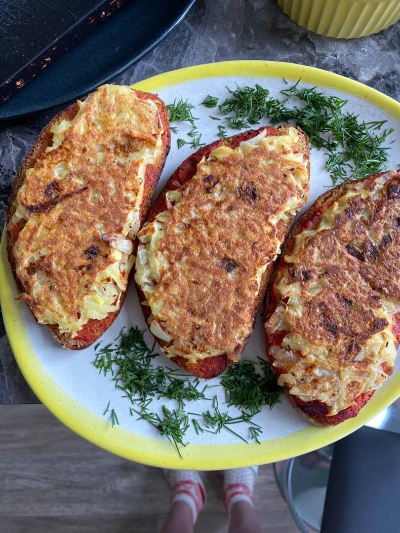 Бутерброды с яйцом и сыром на сковороде