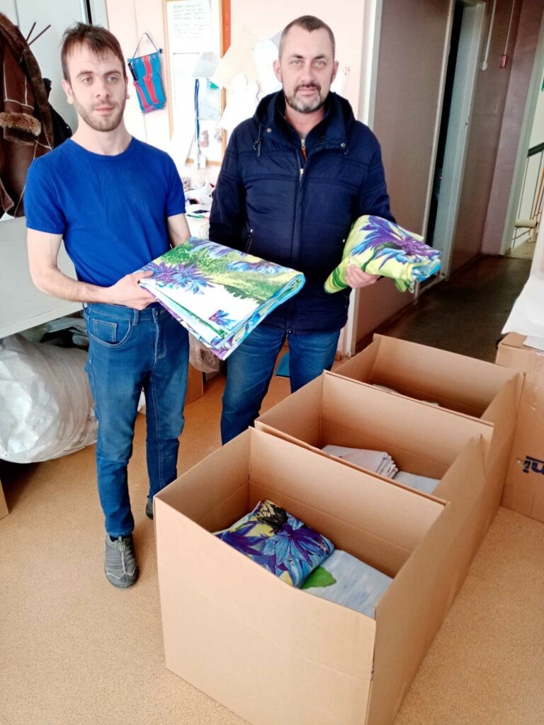 Вася передает комплекты Свердловскому областному онкологическому центру