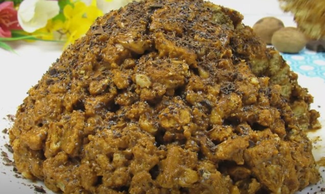 нам понадобится 400 г печенья
1 банка вареного сгущенного молока (370 г)
150 г сливочного масла
100 г грецких орехов
10 г мака (для посыпки торта)
10 г черного шоколада (для посыпки торта)
