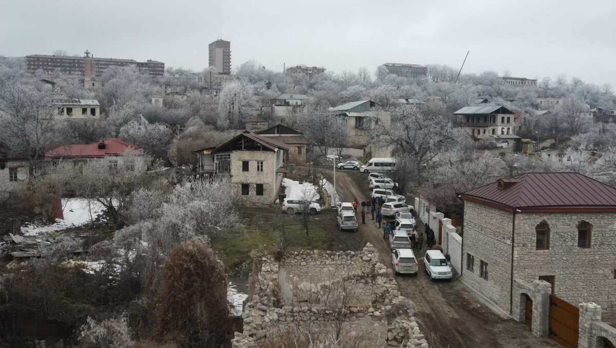 Шуша. Справа – Дом-музей азербайджанского певца Бюльбюля. Фото: NomadMania