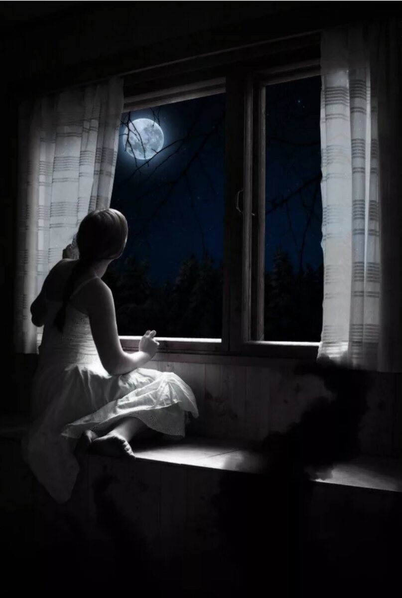 Луна заглядывает в окно. Луна в окне. Лунный свет в окне. Окно ночью. Ночь за окном.