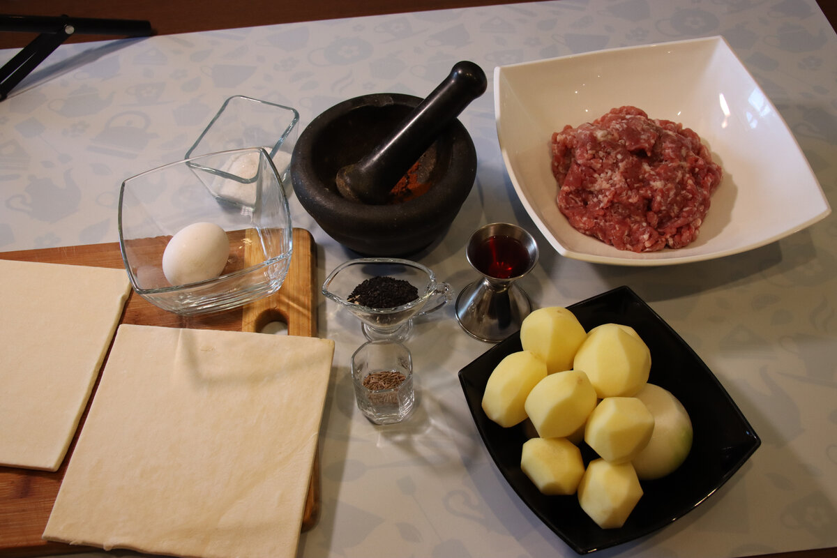 Говяжий фарш, картофель, лук, слоеное тесто, специи. И все