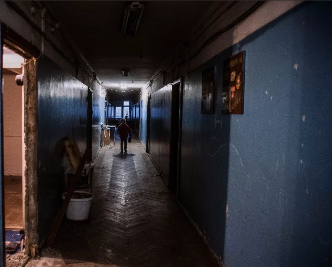 Не знаю, сколько мне осталось жить на этой земле. Нет, я ничем не болею, о суициде не думаю, по крайней мере, стараюсь не думать. Видимо, просто такова моя судьба. 
Не сказать, чтобы я зарабатывал миллионы, но на сытую жизнь хватало. Квартиру снимал приличную жена была, Катя. И тут я остался без работы.

Жена стала добытчиком. Я же обвыкся в роли домохозяина. Пил потихоньку самогоночку. Мне казалось, что все под контролем, пока Катя не закатила истерику, я помню, что накануне вечером мы с женой сидели и мирно беседовали. А тут она заявлет: «Ты совсем оборзел, Гриша! Не работаешь и не собираешься! А вчера так ужрался, что порывался меня ударить!» Я совсем не хотел верить, что алкоголь так на меня воздействует. В конце концов Катя заорала: «Да пошел ты! Я ухожу от тебя!» Катя ушла, платить за жилье стало некому. Месяца полтора я скандалил с хозяйкой квартиры, которая меня выпихиала на улицу. В итоге она натравила на меня своего племянника. Мужик оказался сердобольным и понимающим. Он устроил меня в общежитие, да еще и подкинул работенку. Стал я работать электриком в том же микрорайоне, где находилась общага, которую специально держали для бывших зеков, малообеспеченных людей, гастарбайтеров. Здание пошарпанное, старое, но вполне ное общежитие, если не считать тесноты и вони.

Я почти сразу познакомился с двумя Сергеями, которые жили по соседству. Они тут же потащили меня на поминки. Возглавляла стол Марьяна Яновна, неопрятная баба без возраста, то ли главный адмистратор этого здания, то ли кастелянша.

Марьяна Яновна произносила поминальные речи, а все остальные выпивали. Атмосфера была скучная и унылая, зато водка текла рекой. Поэтому я и засиделся дольше обоих Сергеев. Ну и выпмл побольше положенного. Помню только, как Марьяна все бормотала: «Помянем Юру... » - и все посматривала на меня, будто бы оценивая.


Лифт в общежитие оказался неисправным. Пришлось мне подниматься на свой седьмой этаж по лестнице. А она неухоженная, темная. Я, покачиваясь, все поднимался и поднималси - и понял, что сбился со счету, не соображая, на каком я сейчас этаже. Вдруг откуда-то из-за стена отделилась тень, и прямо передо мной возник странный человек с рыжими волосами. Он дыхнул на меня перегаром и пробасил: «Вот твой этаж». - «Откуда тебе знать?» - спросил я. А в голове, пусть и затуманненой водкой, возник вопрос: а и правда, откуда он знает, если я из этой общаги только двух Сергеев знаю? «От верблюда, - грубо ответил незнакомец, - я сам тут жил, пока не подох». Я махнул рукой, пошел к себе в комнату и завалился спать. Всю ночь мне то ли чудилось, то ли снилось, что рядом кто-то ходит.

На следующий день я спросил у Сергеев, что за рыжий мужик на лестнице был. «У нас теперь нет рыжих, - ответил один из них, - раньше Юрка был, его-то мы и поминали вчера». Естественно, я все списал на то, что перебрал вчера с алкоголем. Подумал, что надо завязывать с этим делом: вон, уже с покойниками разговаривать стал.

Через месяц помер жилец с пятого этажа. Говорили, что попал под автобус по пьяному делу. Снова поминки, и снова Марьяна Яновна причитала: «Помянем Стасика... » - и все так же оценивающе пялилась на меня. У меня возникло дежавю.

Я засиживаться на поминках не стал, для приличия выпил полрюмки и пошел к себе на этаж. И снова-здорово. Около стенки стояла одинокая мужская фигура в какомто дыме. Вроде не сигаретном - запаха я не чувствовал, а в полутьме так и не разобрал, может, мужик электронный девайс покуривал. Я почувствовал, как от страха зашевелились волосы на голове, но тут же встрепенулся. В голове закрутилась карусель мыслей: «Вряд ли это Стасик, которого сейчас поминали. Да и трезвый я. Чего тогда жуть такая пробрала?» И я прибавил ходу. Услышал только, как мужик в темноте хрипло засмеялся: «Да Стас я, Стас!» Я заперся в комнате. Почуял - не к добру это. Как в воду глядел.

В нашей общаге чуть ли не каждый месяц кто-нибудь умирал и умирает до сих пор. Один по пьяной лавочке, другой в окно прыгнул, третьего ножом пырнули. Можно списать на контингент, конечно, но, е-мое, не могут так часто люди помирать! Хотя я гасил в себе мрачные мысли и старался думать о хорошем. Да вот плохо получалось. Пить я не пил - разве что банку пива с мужиками после работы пропускал. Но покойников я видел, как живых людей. Ну, как видел, краем глаза. Пытался разглядеть - они исчезали. Зато их присутствие отзывалось какой-то гнусной тоской, от которой холодело все внутри. Мир будто бы останавливался, и единственное, чего хотелось в этот момент, - это выть. Такое бывало с завидной регулярностью. Вроде и забудешь про тени и звуки, а в душе все равно какая-то смертная, могильная тоска.

Однажды меня послали отключить щиток на 380 вольт. На районе закрылось кафе, и надо было его демонтировать. Я хоть и работаю с электричеством всю жизнь, а на этот раз словно черт меня под локоть пихнул - я неаккуратно уцепился за провода, меня и долбануло.

Как жив остался - одному Богу известно. Здоровье тоже было в порядке, разве что ожогом отделался. Зато я заметил, как мне стало еще хуже в плане душевного здоровья, наверное. Весь мир казался скучным и безрадостным, ничего не хотелось. После еще было несколько случаев, когда я понял - смерть ходит за мной по пятам. Как-то рядом со мной рухнула строительная люлька. Меня не задело, но еще пара метров - и все. Потом машина едва не сбила, чуть в колодец не провалился. А раз смерть рядом, то и радоваться нечему. Стали в моей голове рождаться такие мысли, каких раньше не появлялось. Я про суицид говорю. Но я никогда на себя руки не наложу.

Как-то в мрачном настроении я возвращался с работы и решил посидеть возле общаги. Тут ко мне подсела Марьяна Яновна, потребовала денег на очередные поминки. Я не удержался: «Общежитие для смертников какое-то. Скоро все вымрем». Кастелянша лишь ухмыльнулась: «Можешь не сомневаться. Я тут все знаю, и про живых, и про мертвых. Потому и не живу в этой общаге. Лет 90 назад на этом месте был дурдом. Сюда свозили психов без родни, издевались над ними, опыты ставили. Дурку-то давно снесли, а души горемычные никто снести не сможет, вот они и питаются жизненными силами таких же бедолаг - брошенных и никому не нужных, то есть тех, кто здесь живет. Тобой, например. Сюда от хорошей жизни не вселяются».

После того разговора меня как кипятком окатило. Ведь сколько я ни пытался отсюда съехать - ничего не получается. Я никому не нужен и брошен - ни родни, ни друзей нет, соседи все такие же. А тени эти чертовы, после которых жить неохота? С другой стороны, все зависит от судьбы. Но умирать все равно не хочется. И деваться некуда. Хотя даже если души психов и захотят меня сожрать, то я, наверное, и противиться не буду. Все равно ничего поделать не могу.