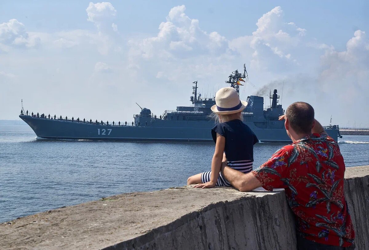 Главное событие лета в Петербурге - боевые корабли на рейде