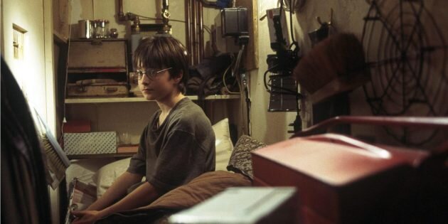 Гарри в чулане под лестницей. Кадр из фильма "Гарри Поттер и философский камень" (источник фото: https://lifehacker.ru/craziest-harry-potter-theories/)