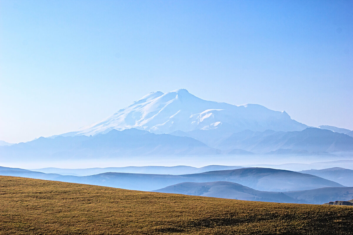 Эльбрус и Приэльбрусье в утренней дымке  