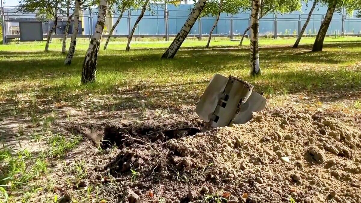    Фрагмент ракеты после обстрела на территории Запорожской АЭС© AP Photo / Russian Defense Ministry Press Service